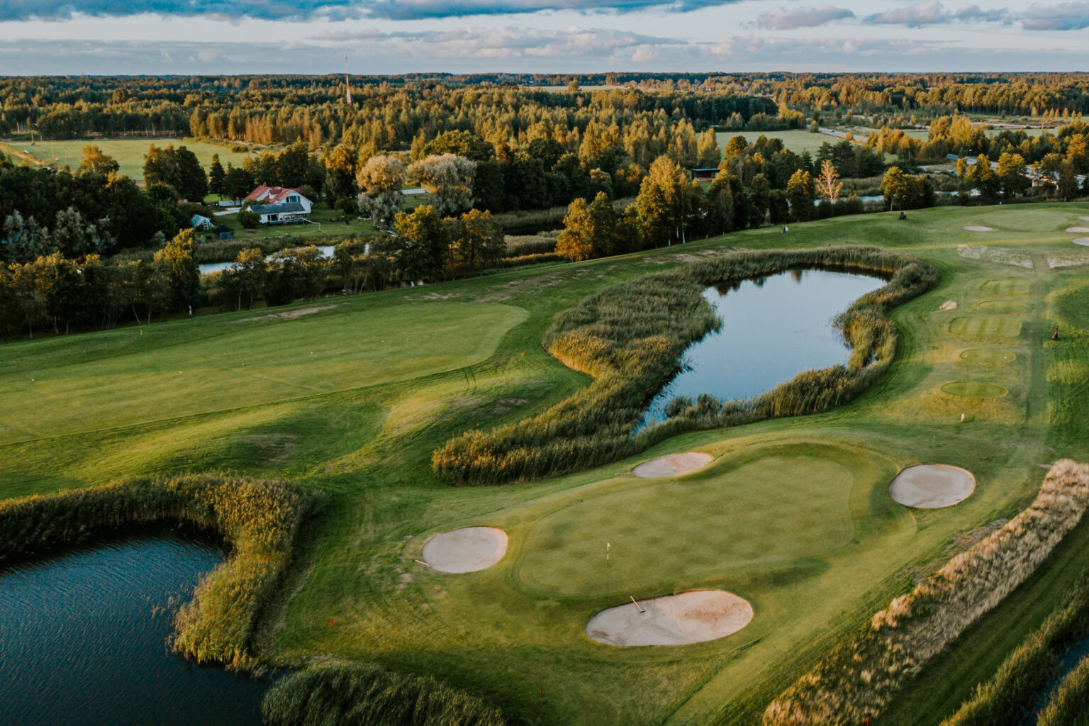 Valgeranna golfiväljaku green, tiigid ja liivabunkrid linnulennult