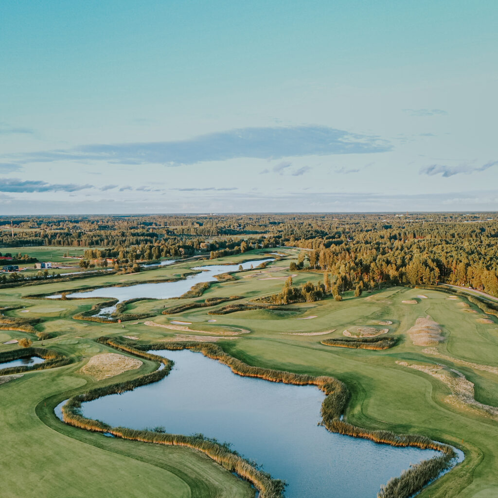 Valgeranna golfiväljak, jõgi ja tiigid linnulennult