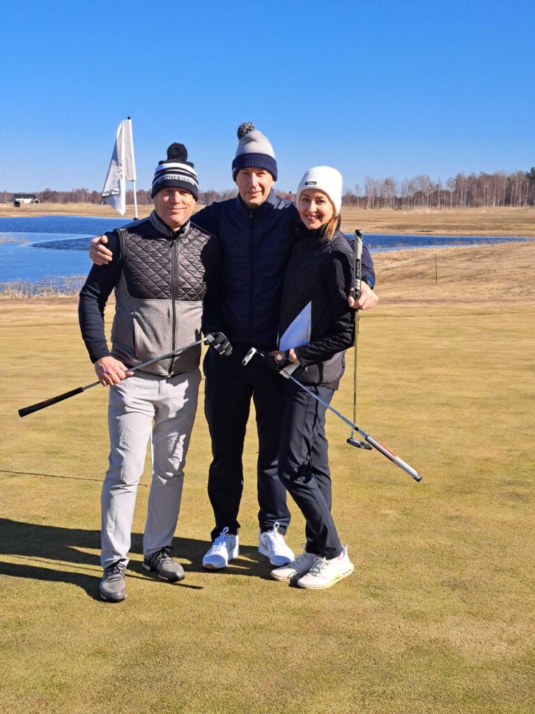 Kolm naeratavat golfarit golfikeppidega Valgeranna väljakul