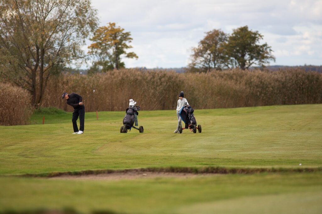 Golfarid mängivad Valgeranna väljakul pilliroo ääres
