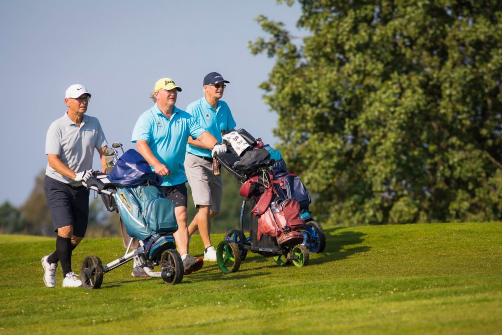 Kolm golfarit kärudega Valgeranna väljakul