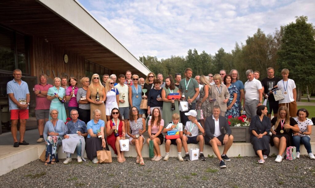 Valgeranna Golfiklubi liikmed grupifotol klubimaja juures
