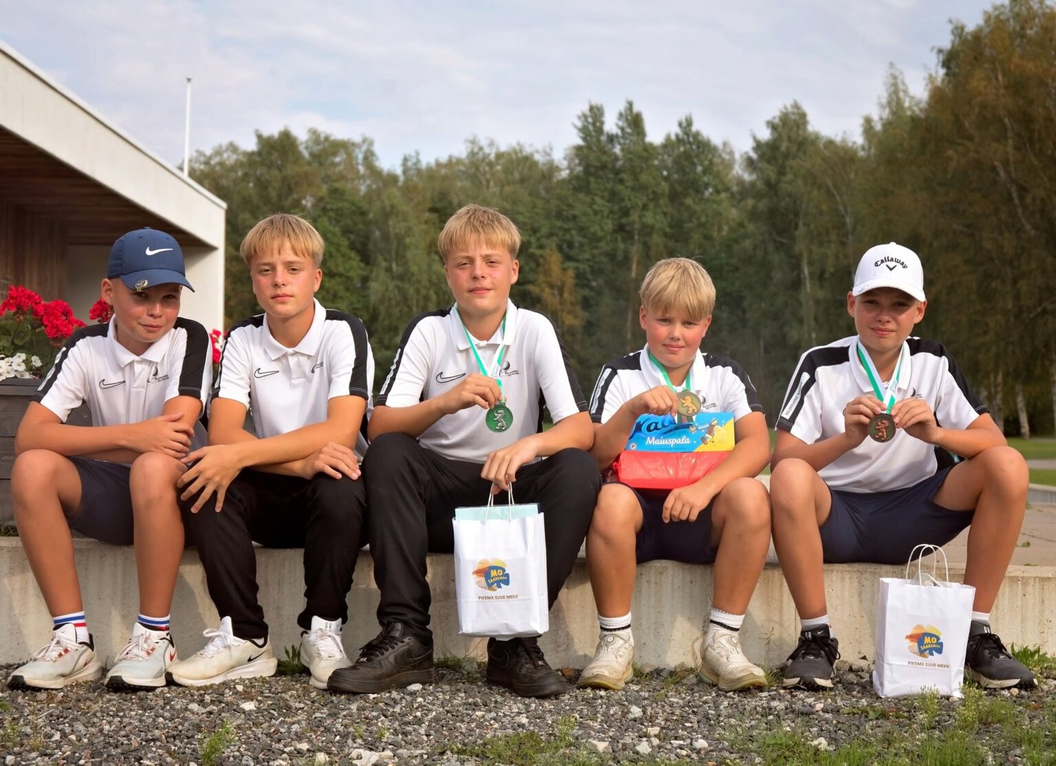 Viis Valgeranna juuniori medalitega pärast võistlust
