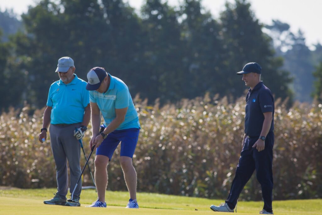 Golfarid puttimas Valgeranna greenil pilliroo ääres