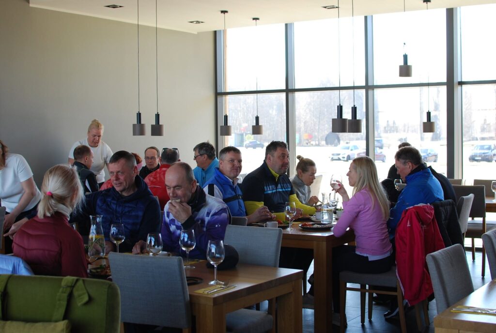 Golfarid söövad Valgeranna Golfi restoranis