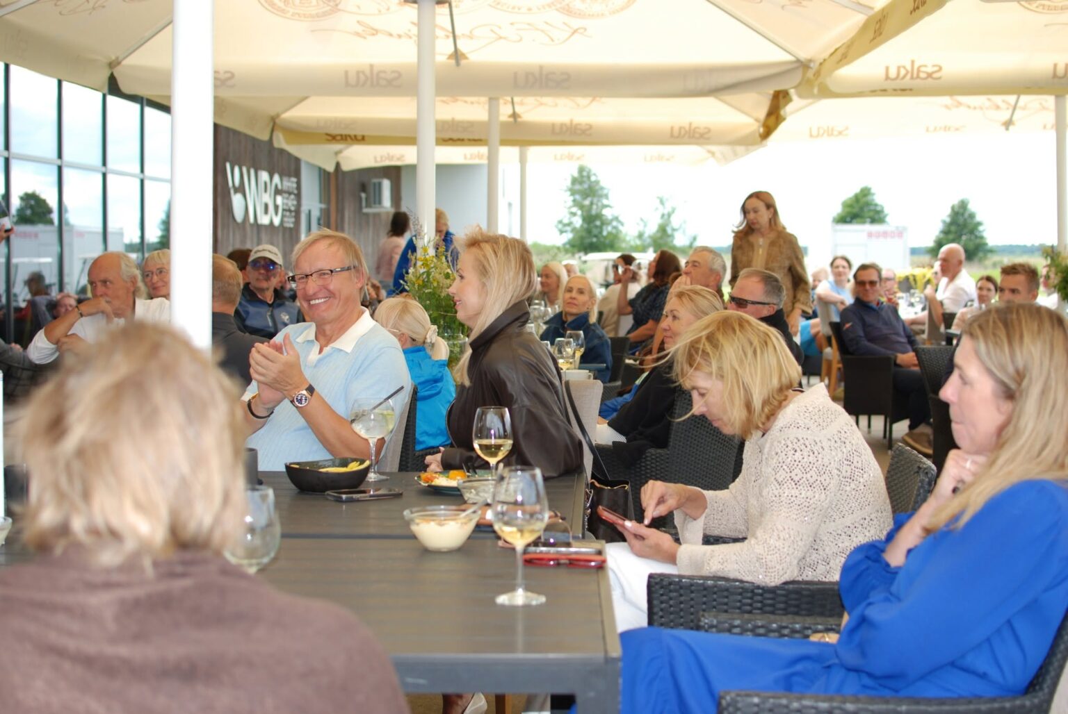 Külalised Valgeranna restorani terrassil